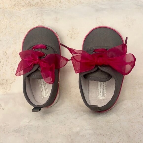 Children's Shoes NWOT Grey with Pink Ribbon Sz 18 - 24 months - Picture 1 of 5